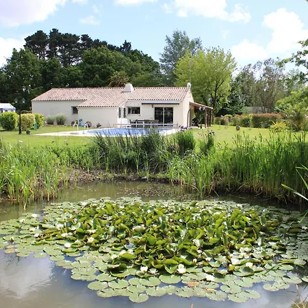 Couette-café Aux Portes Du Grand Bleu Grosbreuil